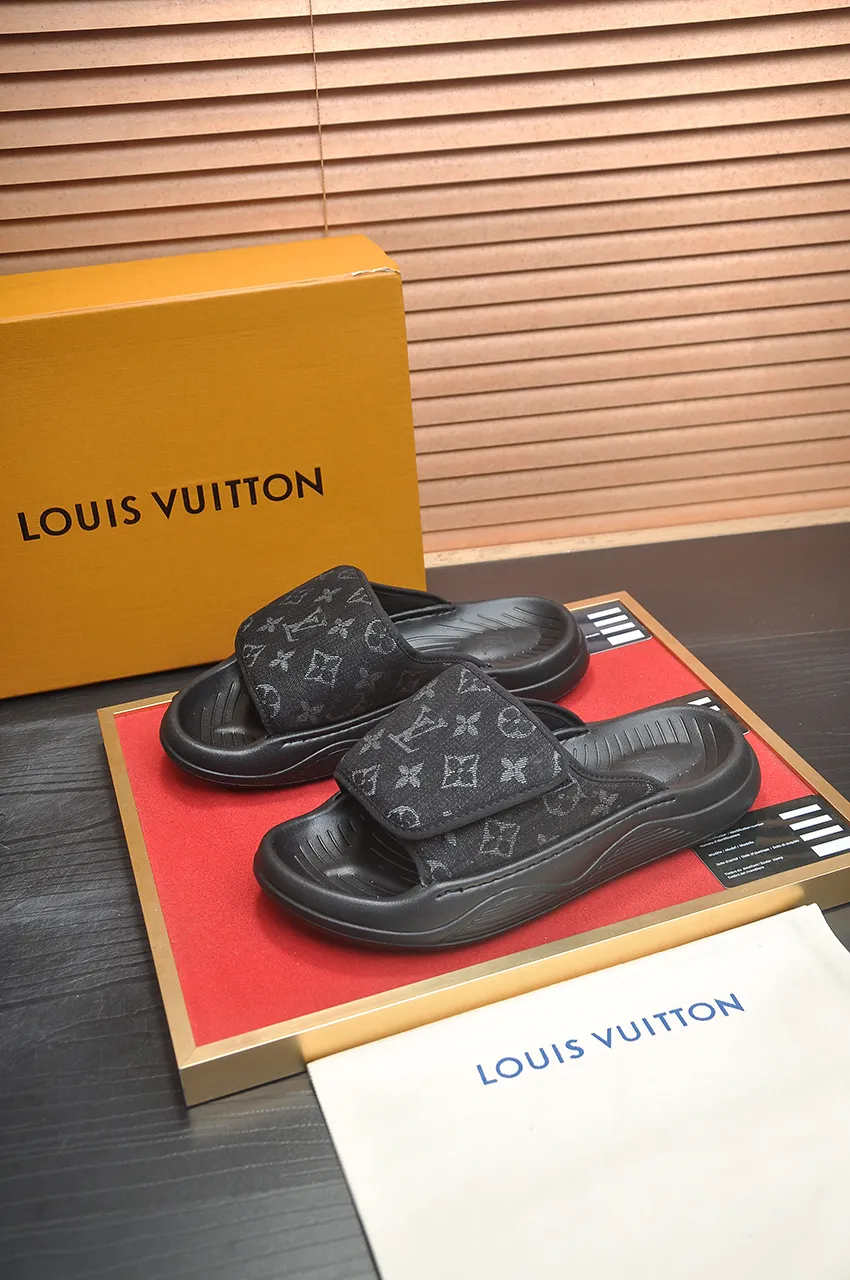 Men's men's shoes 💰340💶 [Louis Vuitton LV slippers] (high-end cowhide) counter 1:1 fashion style, a must-have for summer! The designer used LV’s iconic outsole. The original simple slippers instantly become fashionable! The upper is made of flexible special cowhide leather straps alternately, and the workmanship is exquisite! A must-have for stylish men in summer, size 38-45 (45 customized)